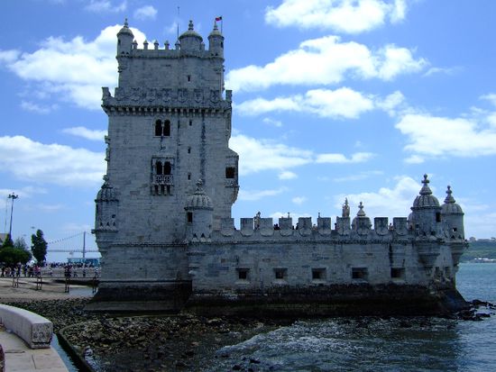 TORRE DE BELÉM steht bei Flut total im Wasser   ,)