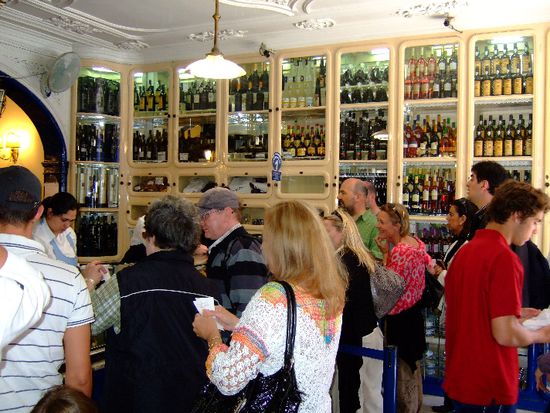 Gewohntes Bild von anstehenden Menschen im "PASTEIS DE BELÉM"