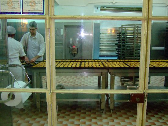 Eigene Gebäckproduktion im Innern von "PASTEIS DE BELÉM"