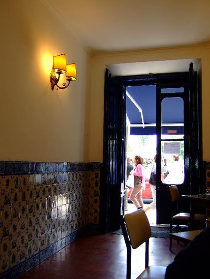 Bis auf die Strasse reicht die Warteschlange für ein Gebäck des "PASTEIS DE BELÉM"