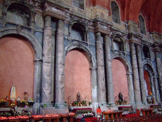 Zerstörte Säulen im Innern der "IGREJA DE SÃO DOMINGOS"