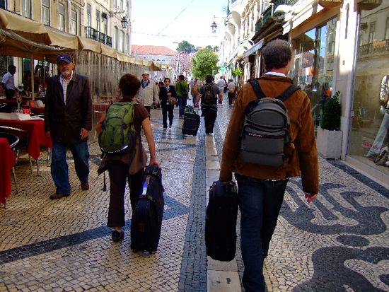 Mit den Koffern durch die Einkaufspassage