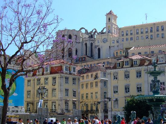 Platz ROSSIO mit malerischen Hintergrund mit der Kirchenruine
INGREJA DO CA