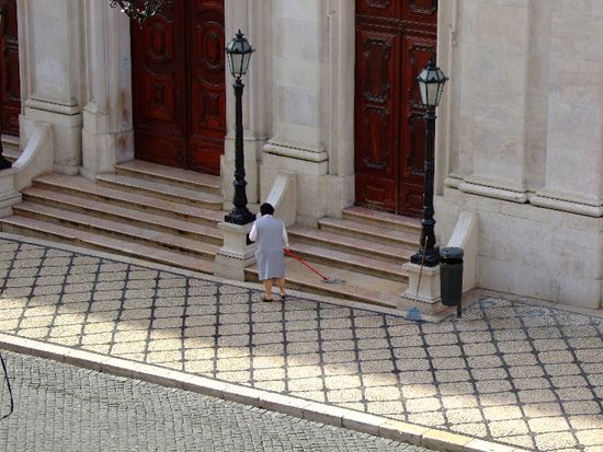 Saubermachen bei der Basílica dos Mártires