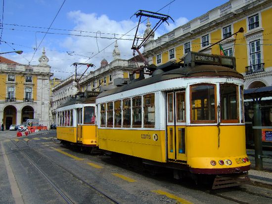 Tram vor dem Arco da Rua Augusta