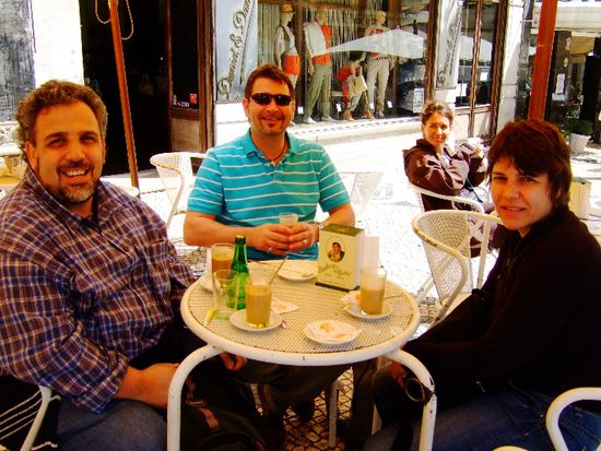 Endlich ein richtiger Kaffee 
(Welch Glück - das sieht man den Gesichtern doch an!)