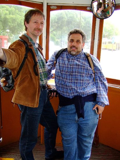 Solange das Tram nicht vollbeladen ist - dann geht auch Stehen