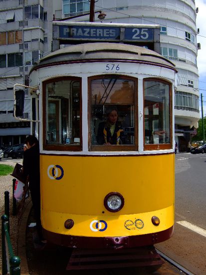 Hier das Tram 25
(Fährt bis zum Park dieselbe Linie wie das Tram 28)