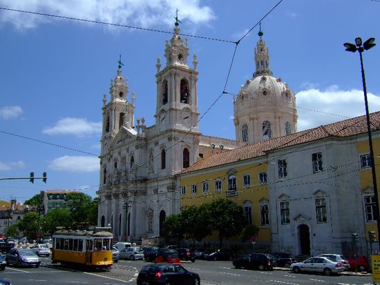Hier sieht man die grosse Kuppel der BASILICA DA ESTRELA noch viel deutlicher