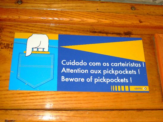 Warnschilder im Tram wegen Taschendieben 