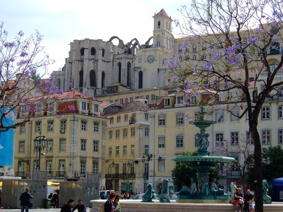 Kirchenruine INGREJA DO CARMO vom Platz ROSSIO