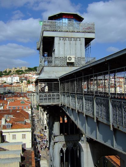 Hier sieht man in etwa, wie hoch der ELEVADOR DE SANTA JUSTA über der Strasse trohnt