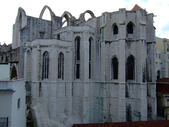 Rückansicht der Kirchenruine INGREJA DO CARMO