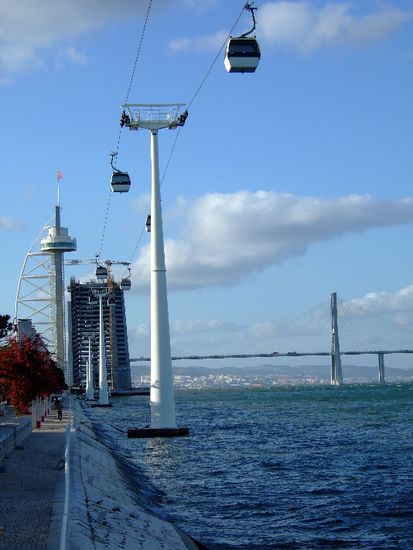 Vasco-da-Gama-Turm mit Gondelbahn und der Brücke 
PONTE VASCO DA GAMA