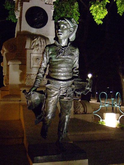 Statue im Park MIRADOURO SÃO PEDRO DE ALCÃNTARA