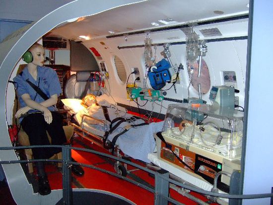 Sicht in ein Flugzeug mit Patienten & Pflegepersonal der ROYAL FLYING DOCTOR
