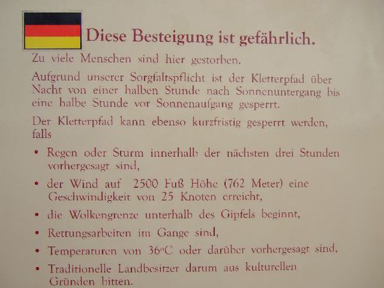 Etliche Warnschilder weisen auf die Gefahr hin, den heiligen Berg zu besteigen