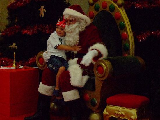 Wie würde das aussehen - ich auf dem Schosse von
SANTA CLAUS