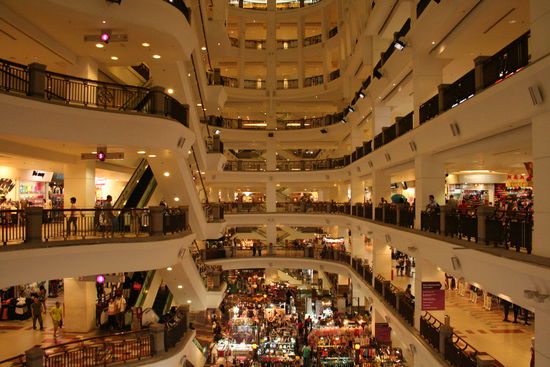Times Square Shopping Mall - Groesste Mall in Suedostasien mit ueber 1000 Geschaeften, einem Vergnuegungspark, sowie Restaurants.
