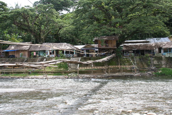 Bukit Lawang Down Town. Aussicht von unserem Hostel auf den Fluss und die geniale Bruecke.