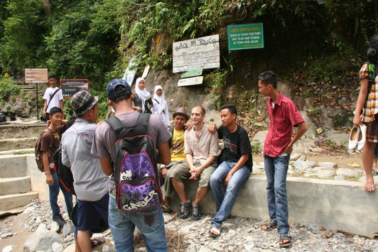 Ramesh inmitten Jugendlicher Indonesier, die einen Schulausflug nach Bukit Lawang gemacht haben. Wir waren anscheinend fast die groessere Attraktion als die Affen 
