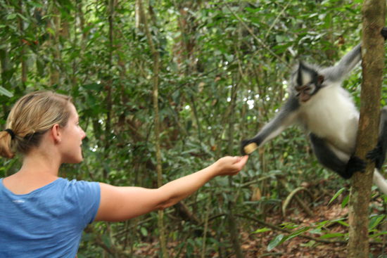 Ana mit einem Thomas Leaf Monkey, ein echter wilder Affe, aber total lieb!