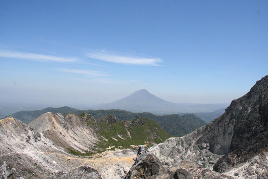 Aussicht vom Gunung Sibayak auf den anderen Vulkan Gunung Sinabung, welcher vor 8 Monaten ausgebrochen ist.