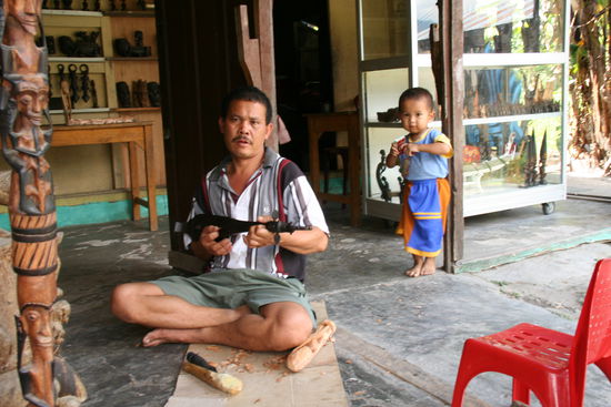 Waehrend wir uns seine schoenen Schnitzarbeiten angeguckt haben, spielte er uns auf einem traditionellen Instrument vor.