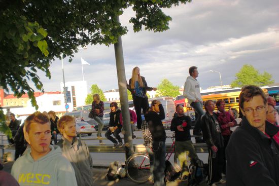 Sogar von der Leitplanke aus versuchten manche einen Blick in das Stadion zu erhaschen.