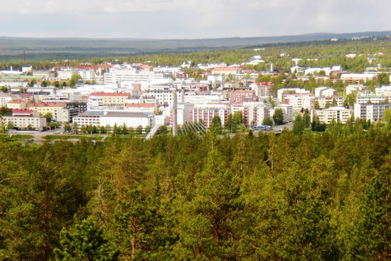 Rovaniemi - moderne Stadt am Polarkreis mitten in der jetzt grünen, meist jedoch weißen Einsamkeit