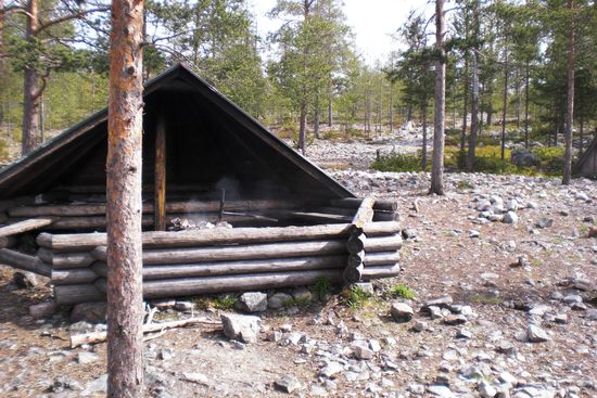 Unterstell- und Grillhütte in der stadtnahen Wildnis - das Feuer rauchte noch.