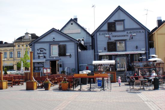 Marktplatz von Oulu mit Gaststätten im typischen Stil
