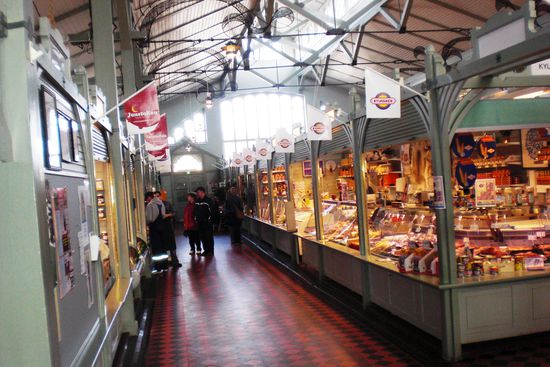 In der riesigen Markthalle gibt es zahlreiche Stände mit einheimischen Erzeugnissen.
