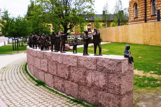 Mauer mit Personen aus der Stadtgeschichte. Die letzte Figur, ein Kleinkind, muss erst noch berühmt werden...