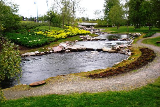 Damit die Lachse ihre Laichplätze am Oberlauf des Flusses Oulujoki trotz Schleusenbaus und Hafen erreichen können, hat man hier eine sogenannte "Lachstreppe" mit 35 Stufen gebaut, die die Schleuse umgeht. Drumherum wurde ein Park angelegt.