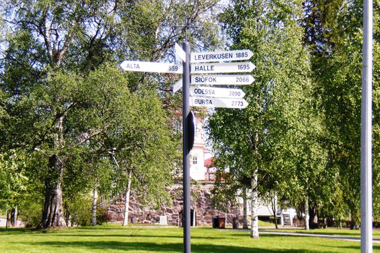 Wegweiser zu den Partnerstädten von Oulu. Bis Leverkusen und Halle kommen schon einige Kilometer zusammen...
Finnland hat übrigens eine Nord-Süd-Ausdehnung von mehr als 1.000 km, Oulu liegt ungefähr in der Mitte.