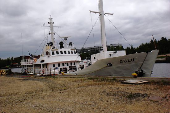 Dieses ehemalige Militärschiff liegt zur Zeit noch an einer abseits gelegenen Stelle im Hafen. Es wird von einer Familie zu einem Touristenschiff ausgebaut und soll dann inklusive Besatzung für Ausflüge auf der Ostsee, z. B. für Firmenfeiern oder Geburtstage, vermietet werden.