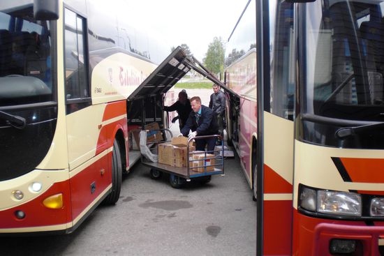 Ab und zu gab es einen "Bustreff" an einer Abzweigung. Die Busfahrer luden im Wetterschutz der Klappen das Gepäck der Fahrgäste aus dem "Bauch" eines Busses in den nächsten um und einige wenige Fahrgäste hatten eine Anschlussmöglichkeit zu noch entlegeneren Siedlungen.