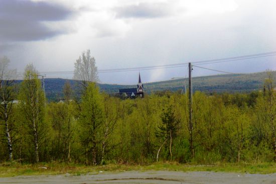 Blick über die Grenze nach Schweden, die Kirche von Karesuando.