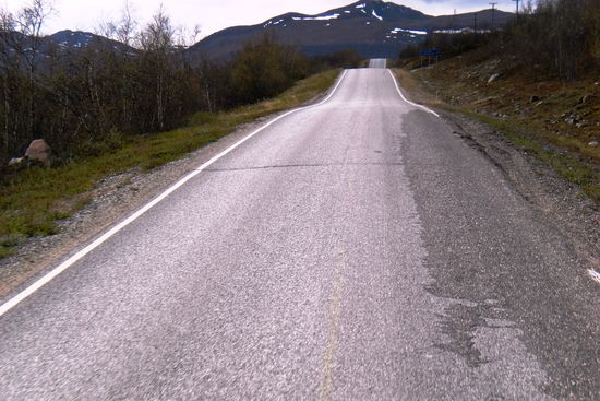 Die E8 hat hier eher das Format einer Ortsverbindungsstraße in Deutschland, für das geringe Verkehrsaufkommen ist das jedoch völlig ausreichend.