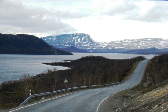 Lappländische Berg- und Seenlandschaft, im Hintergrund der Berg Saana (1.029 m hoch).