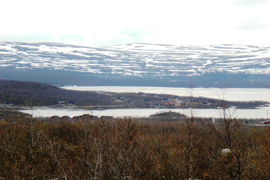 Blick über den Kilpisjärvi-See, im Vordergrund die Häuser des Ortes.
