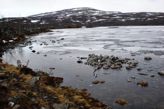 Der von Eisschollen bedeckte Tsahkajärvi-See war nach ca. 1 Stunde erreicht.