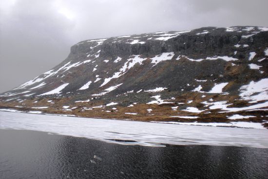 Blick auf den Saanajärvi-See und die Ostseite des Berges Saana vom Hüttenfenster
