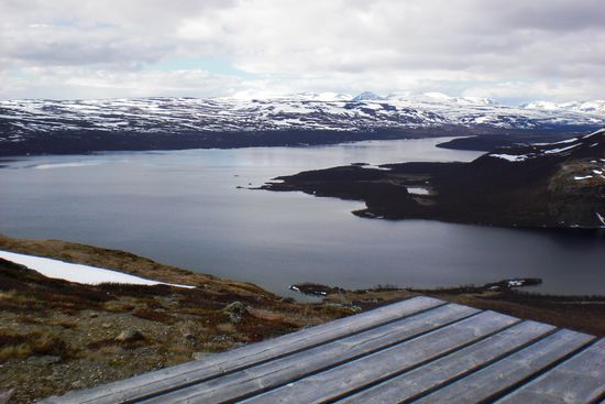 Blick über den Kilpisjärvi-See vom Aufstieg auf den Berg Saana.