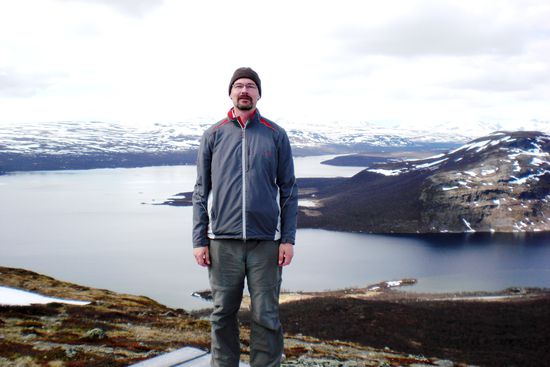 Das bin ich vor dem Hintergrund der typischen lappländischen Landschaft.