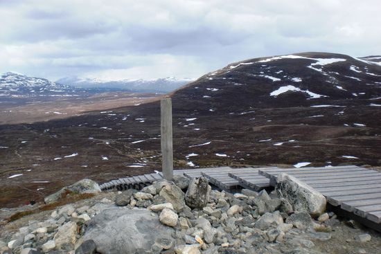 Durch diese Holzstufen wird auch die Bodenerosion verhindert, da keine "wilden" Aufstiegswege ausgetreten werden. Das Klima ist hier so rauh, dass ohnehin nur wenig Gras wächst, was den Boden halten kann.