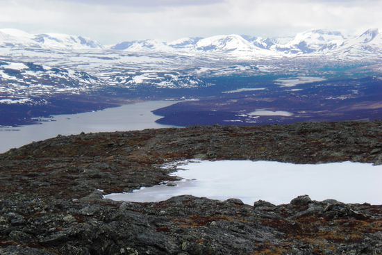 Blick nach Norden - die Berge im Hintergrund gehören schon zu Norwegen. Von ihren Gipfeln aus sollte man das Nördliche Eismeer sehen können.