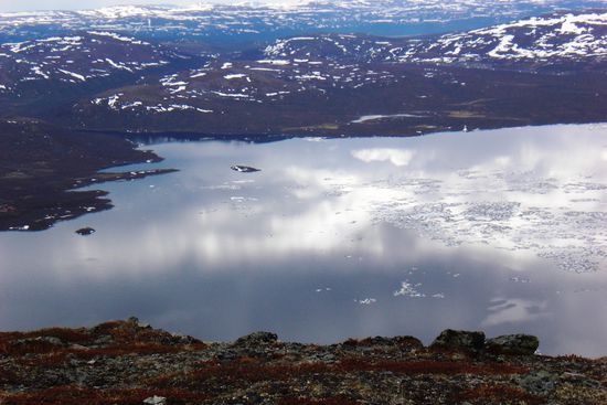 eigentlich ein schöner Badesee vor großartiger Kulisse - aber die Eisschollen sind echt...das dürfte den Badespaß relativieren.
