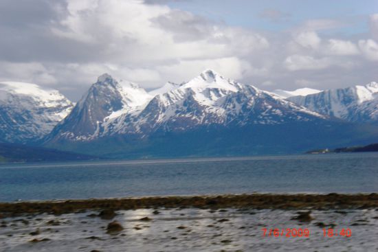 Das ist kein See sondern die See oder vielmehr ein Teil der See, des Meeres  . Sämtliche Fjorde sind eigentlich Meeresbuchten, die sich weit in das Land hineinziehen, so dass man manchmal den Eindruck hat an einem großen See entlangzufahren.